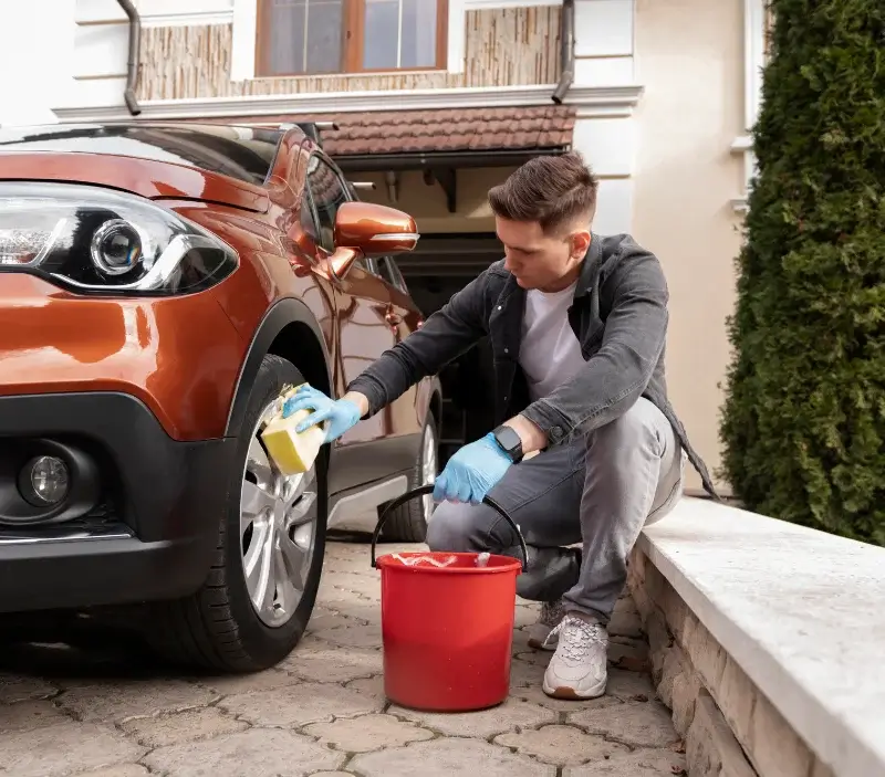 Lavage auto à domicile Saint-Hilaire-des-Loges : professionnel intervenant sur un véhicule